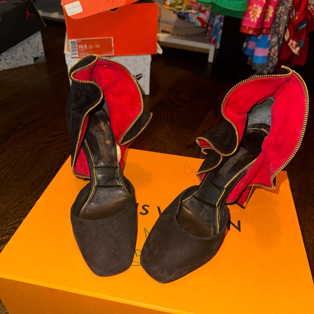 Louis Vuitton Black Suede Trimmed Pumps - Picture 11 of 12
